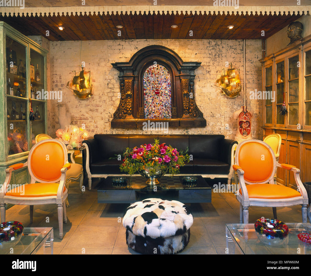 Dettagli Di Un Stile Bohemien La Stanza Di Seduta Con Periodo Di Due Sedie Di Colore