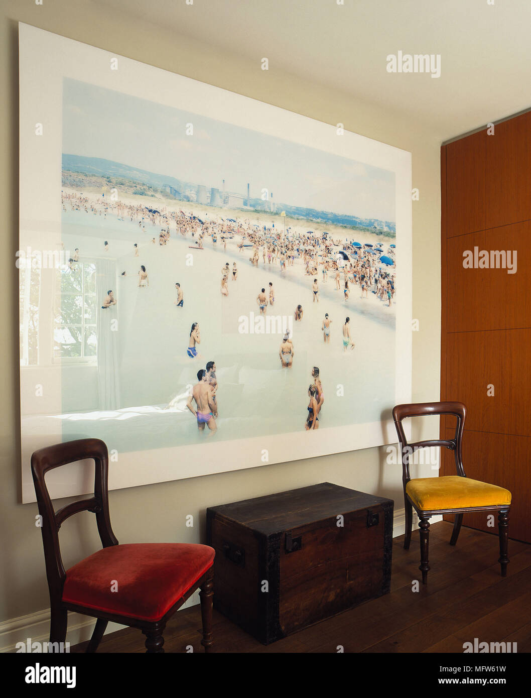 I dettagli di una grande stampa fotografica montata sulla parete sopra ai tradizionali sedie e un petto. Foto Stock