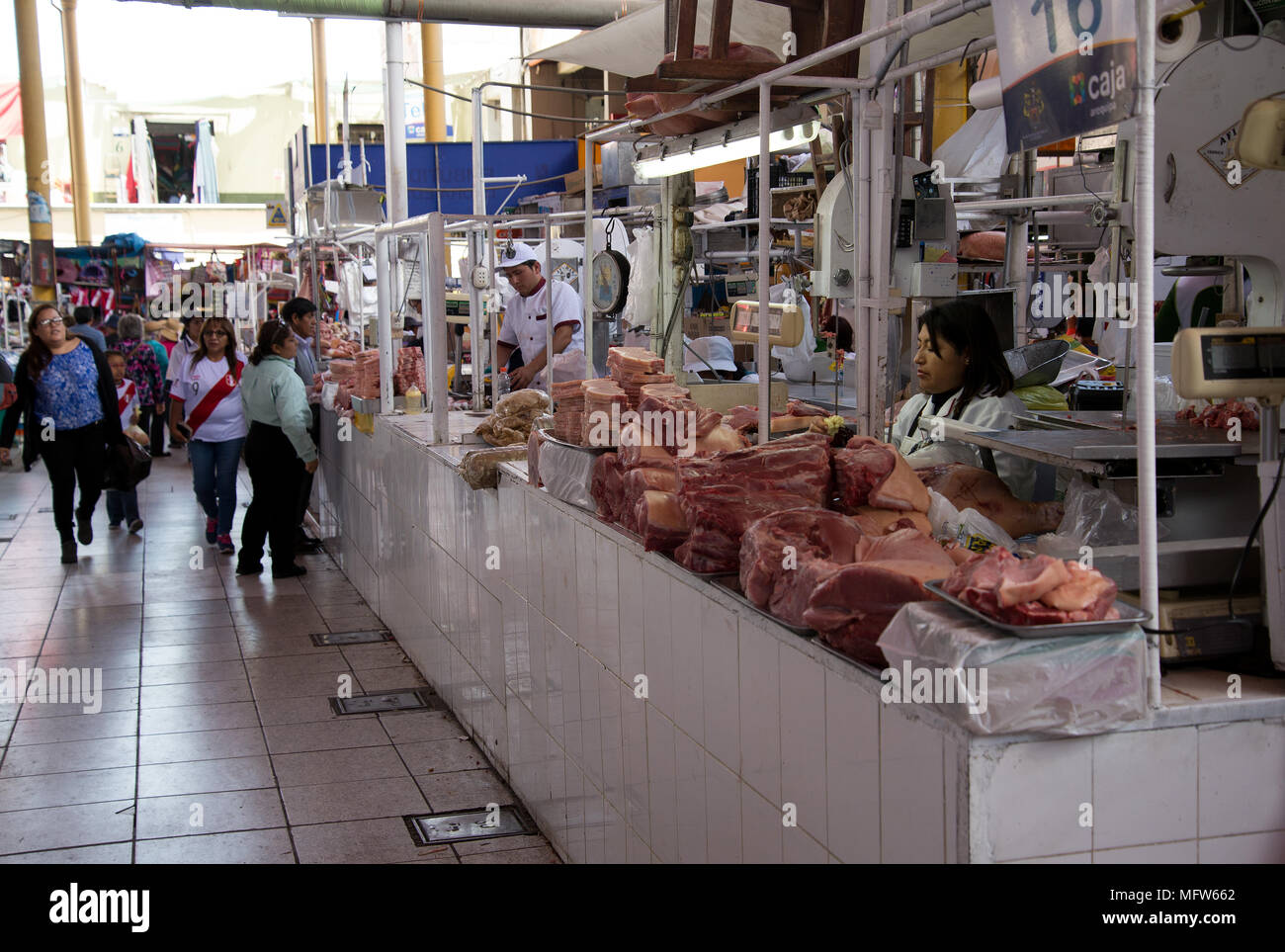 Mercato Centrale di Arequipa una delle tante fresche soddisfano in stallo entro il mercato Foto Stock