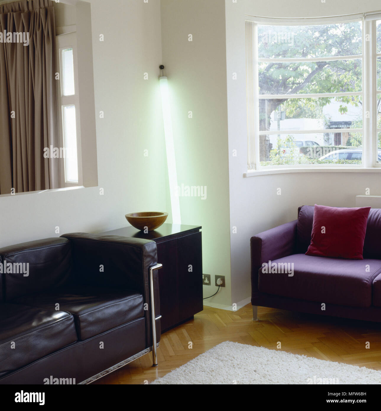 Sofa parquet immagini & sofa parquet fotos stock alamy Un piccolo divano imbottito
