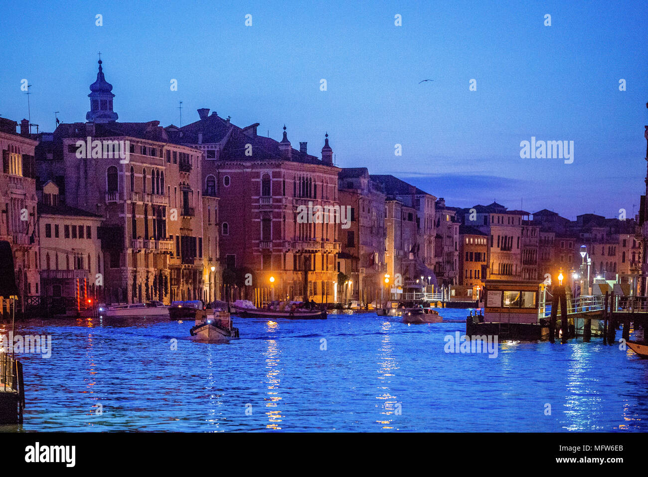 Canal Grande Vista notte a Venezia, Italia al blue ora prima dell'alba Foto Stock