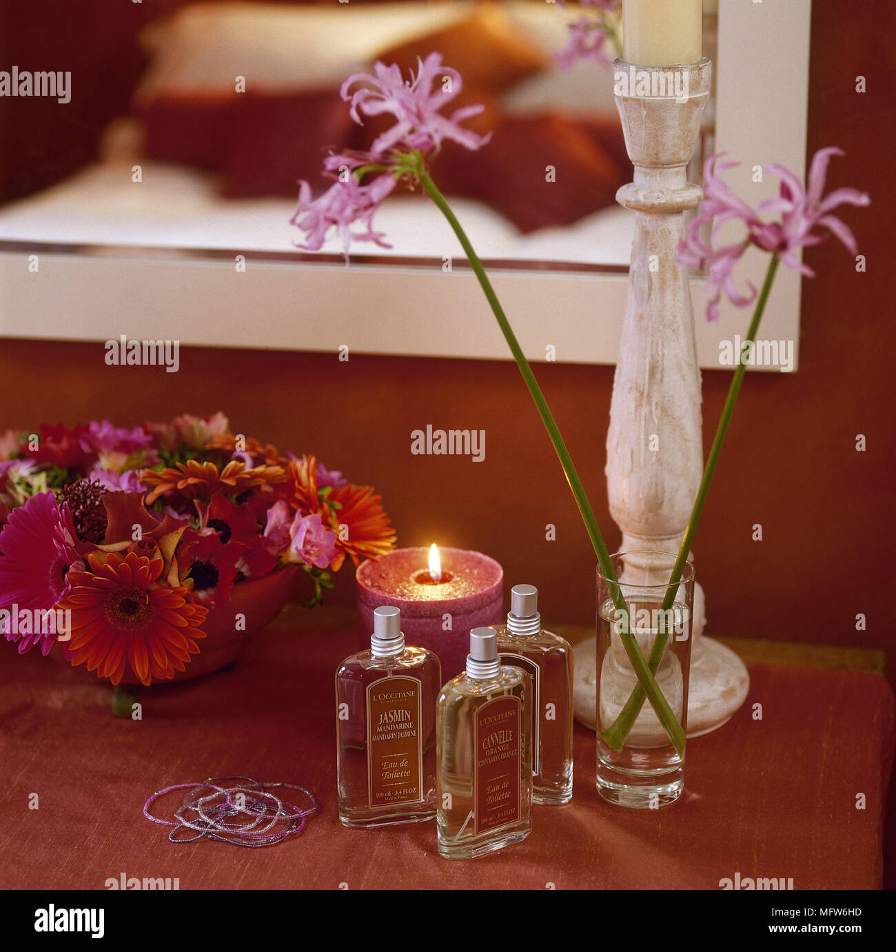 Toeletta panno rosso candele dettaglio interni caldi del drammatico profumi romantica romanticismo femminile Foto Stock