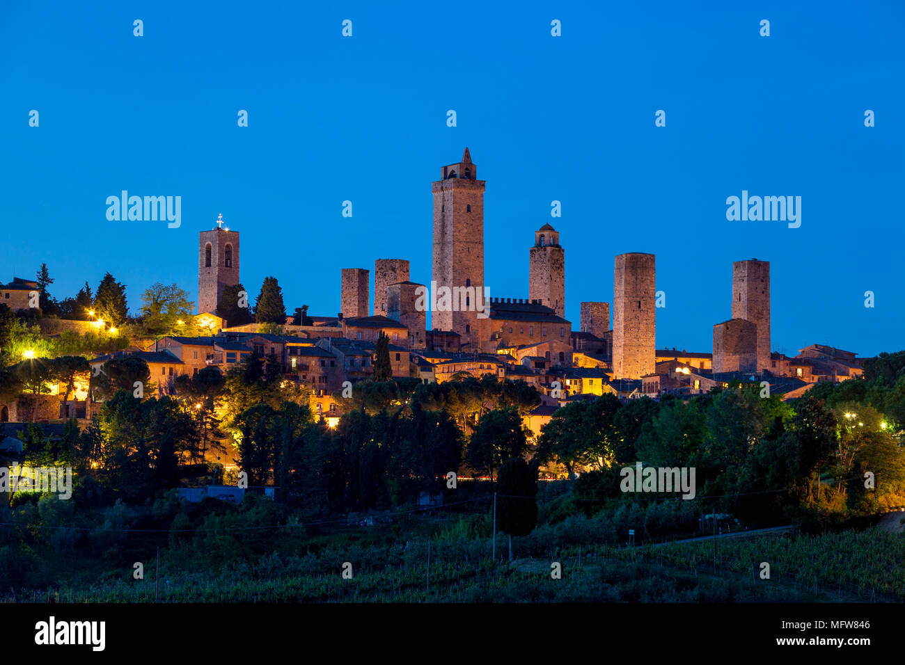 Twilight sulle torri e la città medievale di San Gimignano, Toscana, Italia Foto Stock