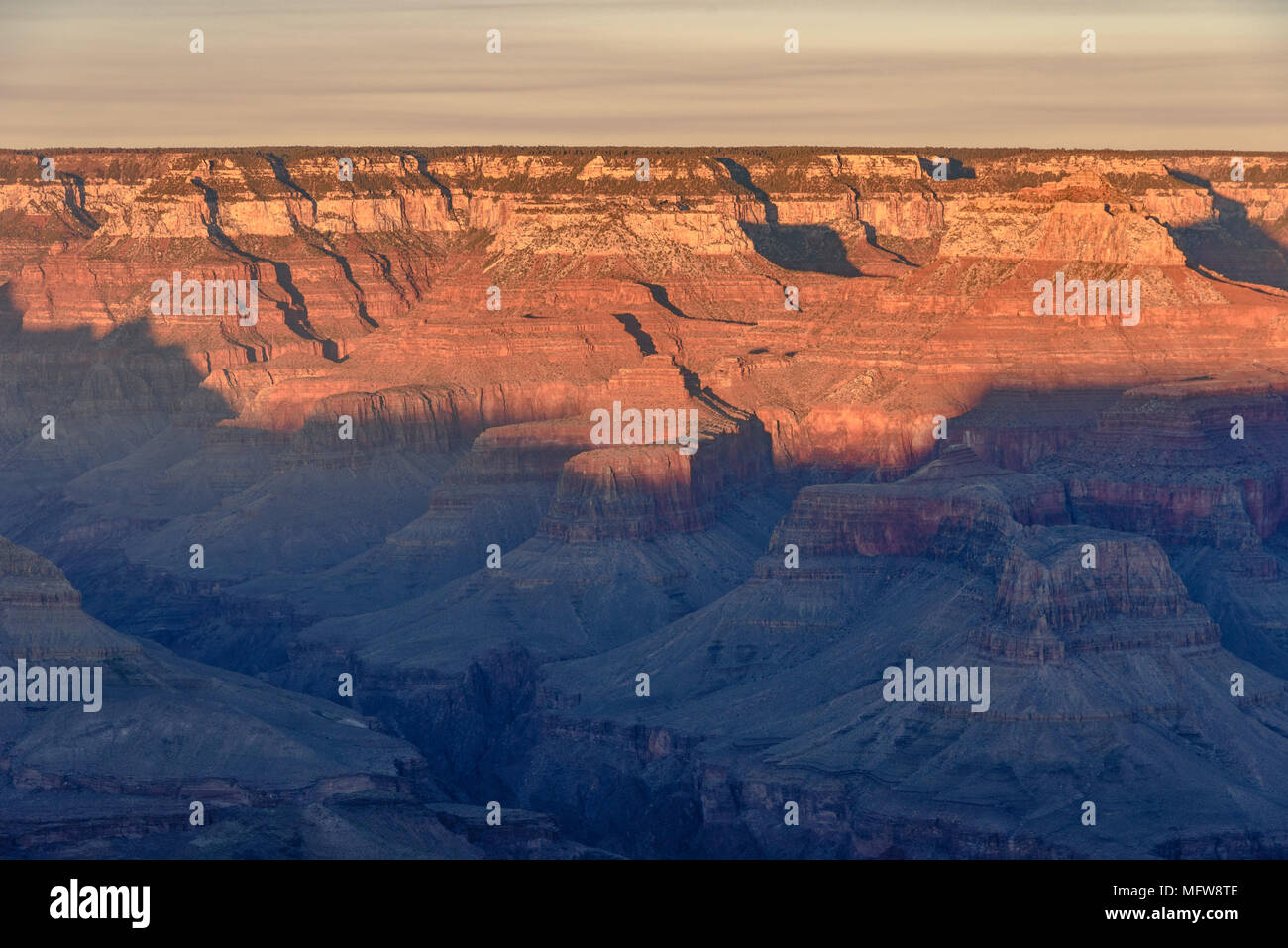 Il Grand Canyon come il sole comincia a impostare Foto Stock