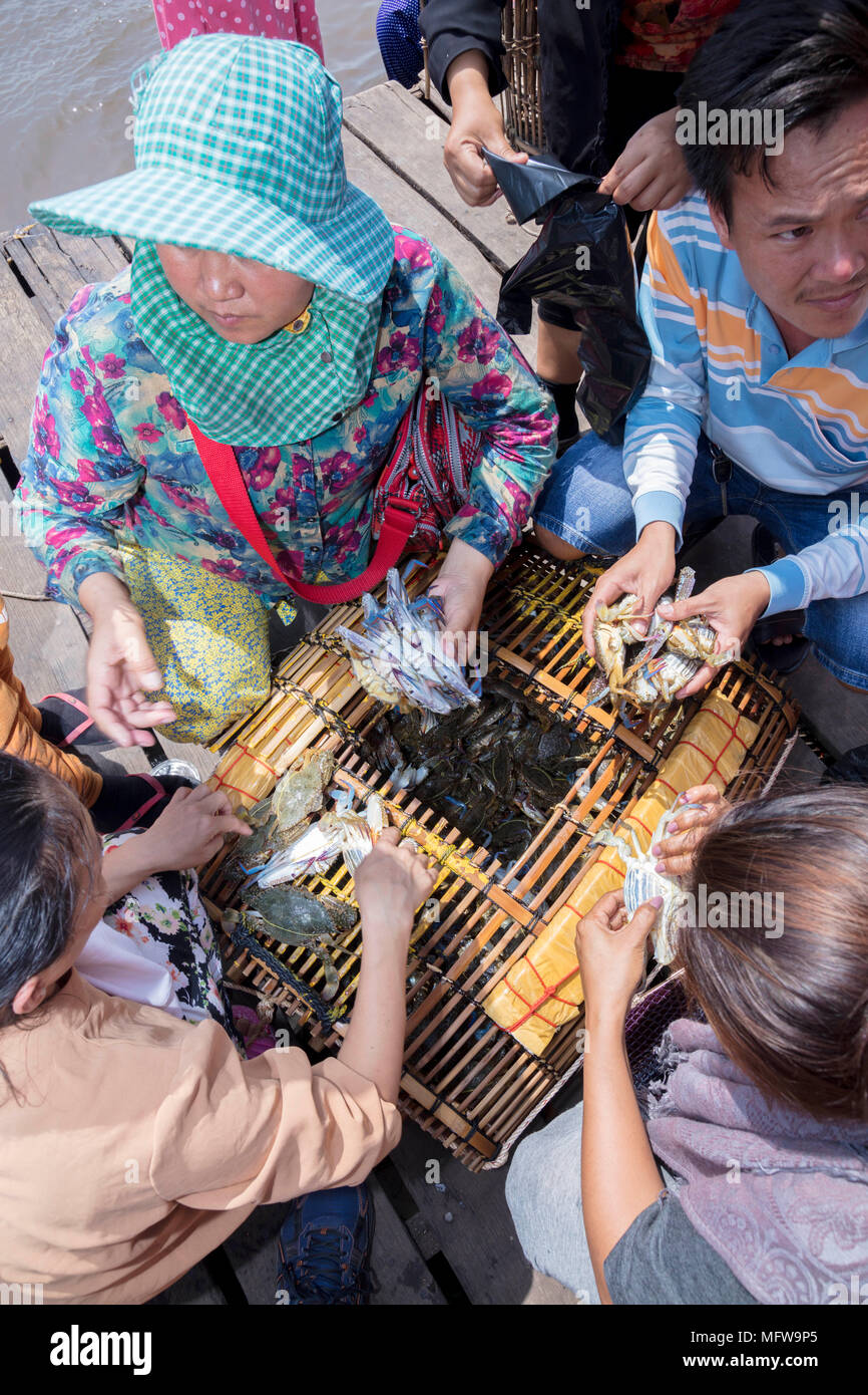 Cham donne gamberi di prendere granchi al di fuori di un tradizionale bambù cambogiano crab trappola a Kep mercato in Kampot provincia Foto Stock