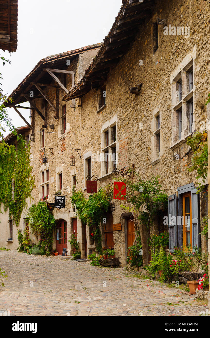 Perouges, Francia, un borgo medioevale, una popolare attrazione turistica. Foto Stock