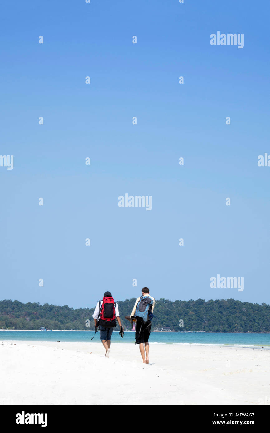 Due backpackers che arrivano su un idilliaco sud est asiatico beach Foto Stock