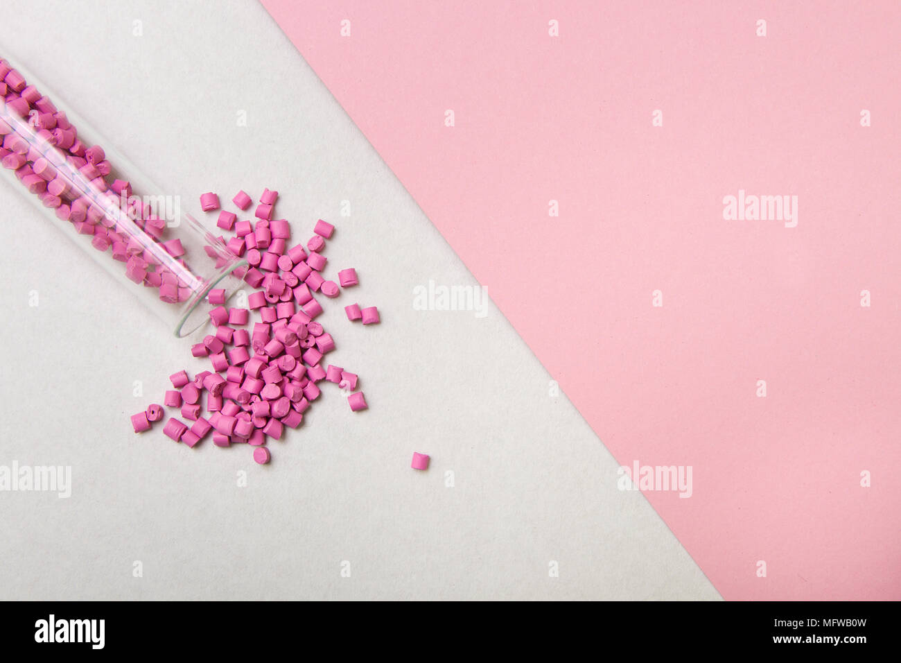 Granuli di plastica .plastica grezza in pellet per l'industria. Colorante per polimeri in granuli. Foto Stock