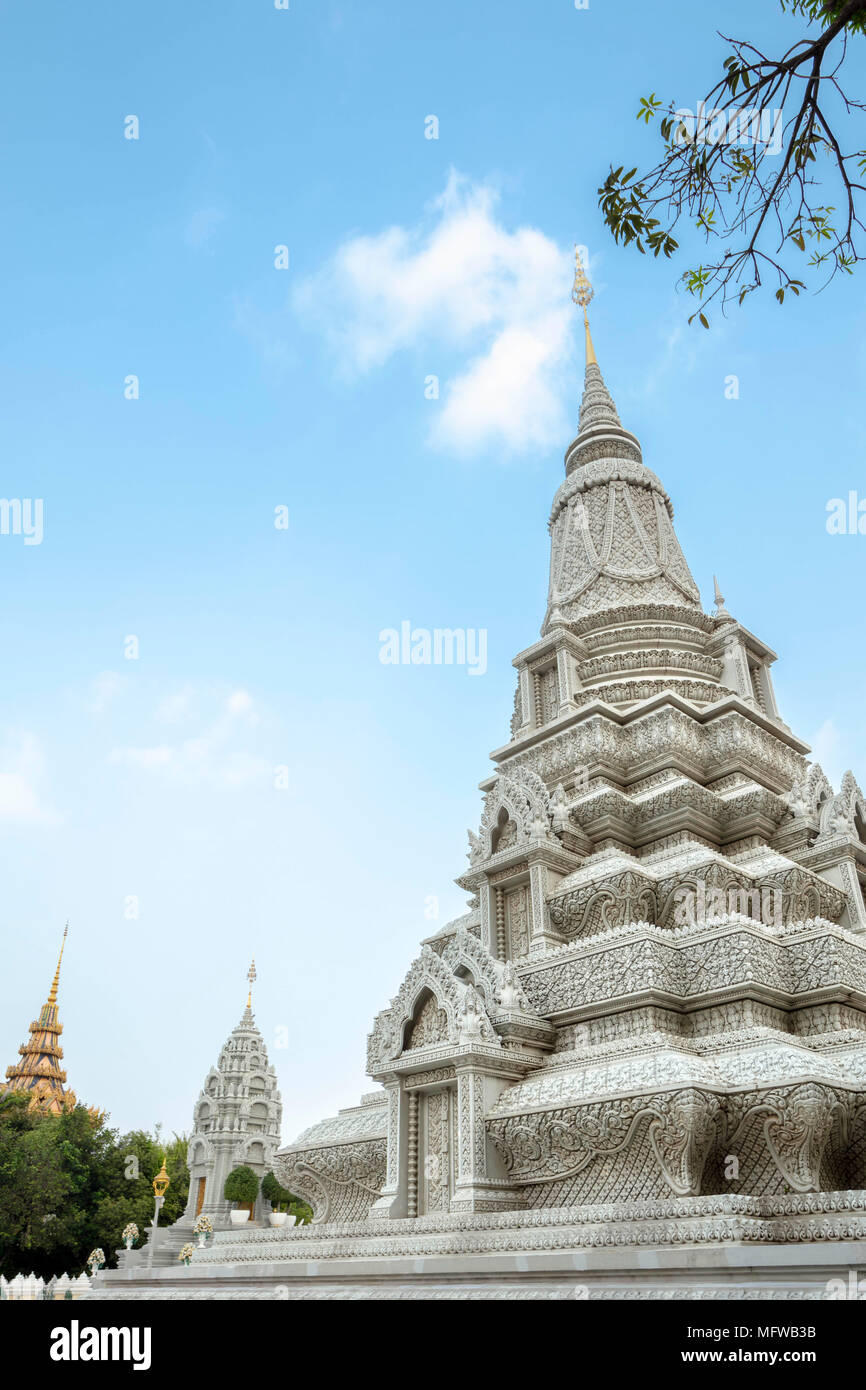 La Pagoda d'argento Stupa (Chedi) presso il Palazzo Reale di Phnom Penh Cambogia Foto Stock