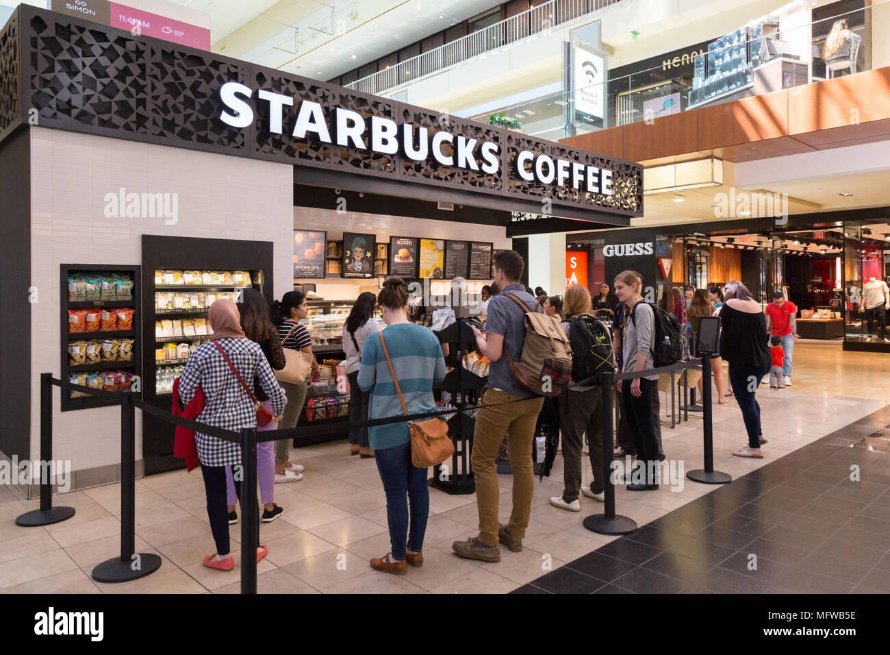 Starbucks Coffee bar, e la coda dei clienti, il Galleria Shopping Mall, Houston, Texas, Stati Uniti d'America Foto Stock