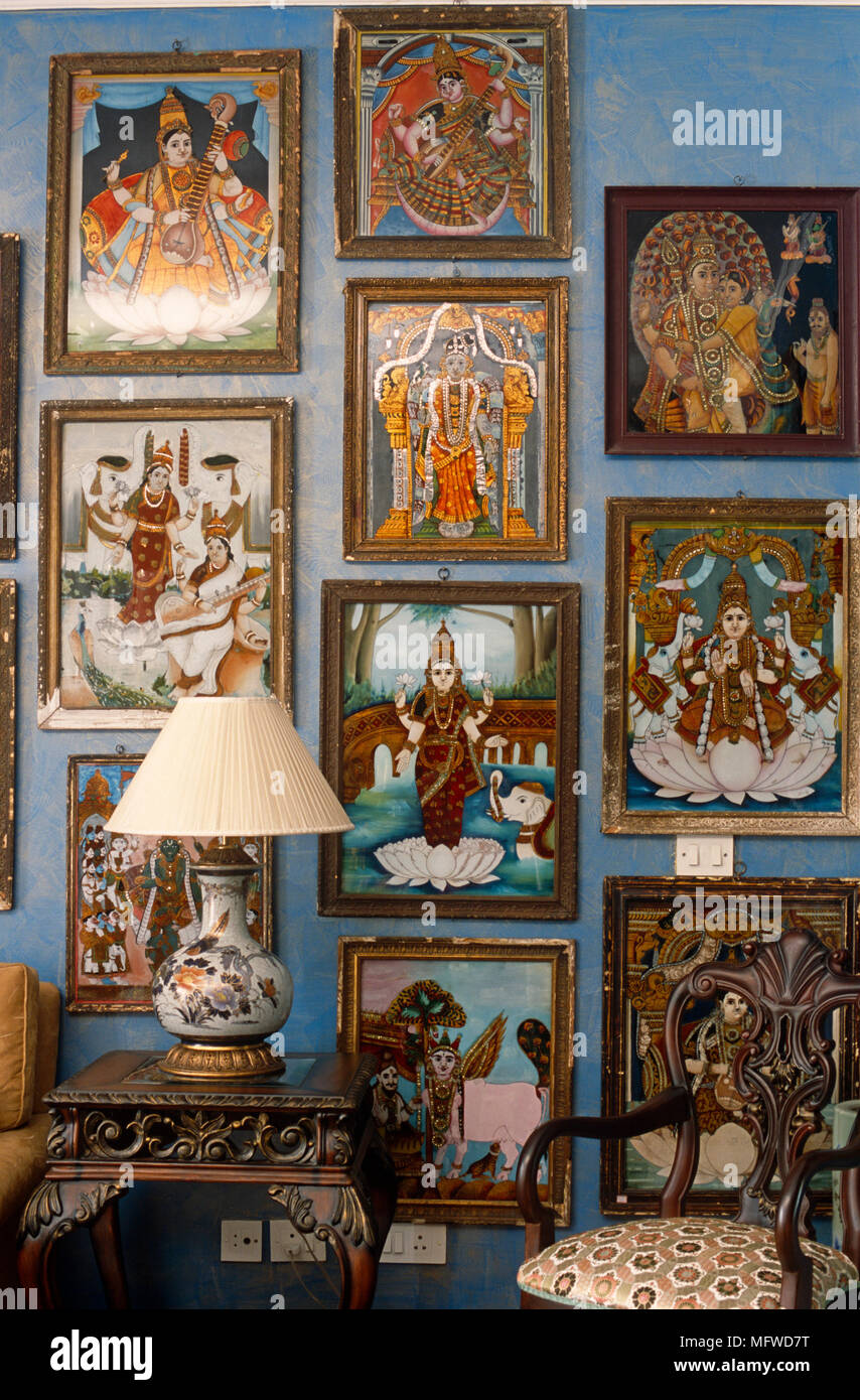 Raccolta di immagini di divinità indiane visualizzati sulla parete Foto Stock