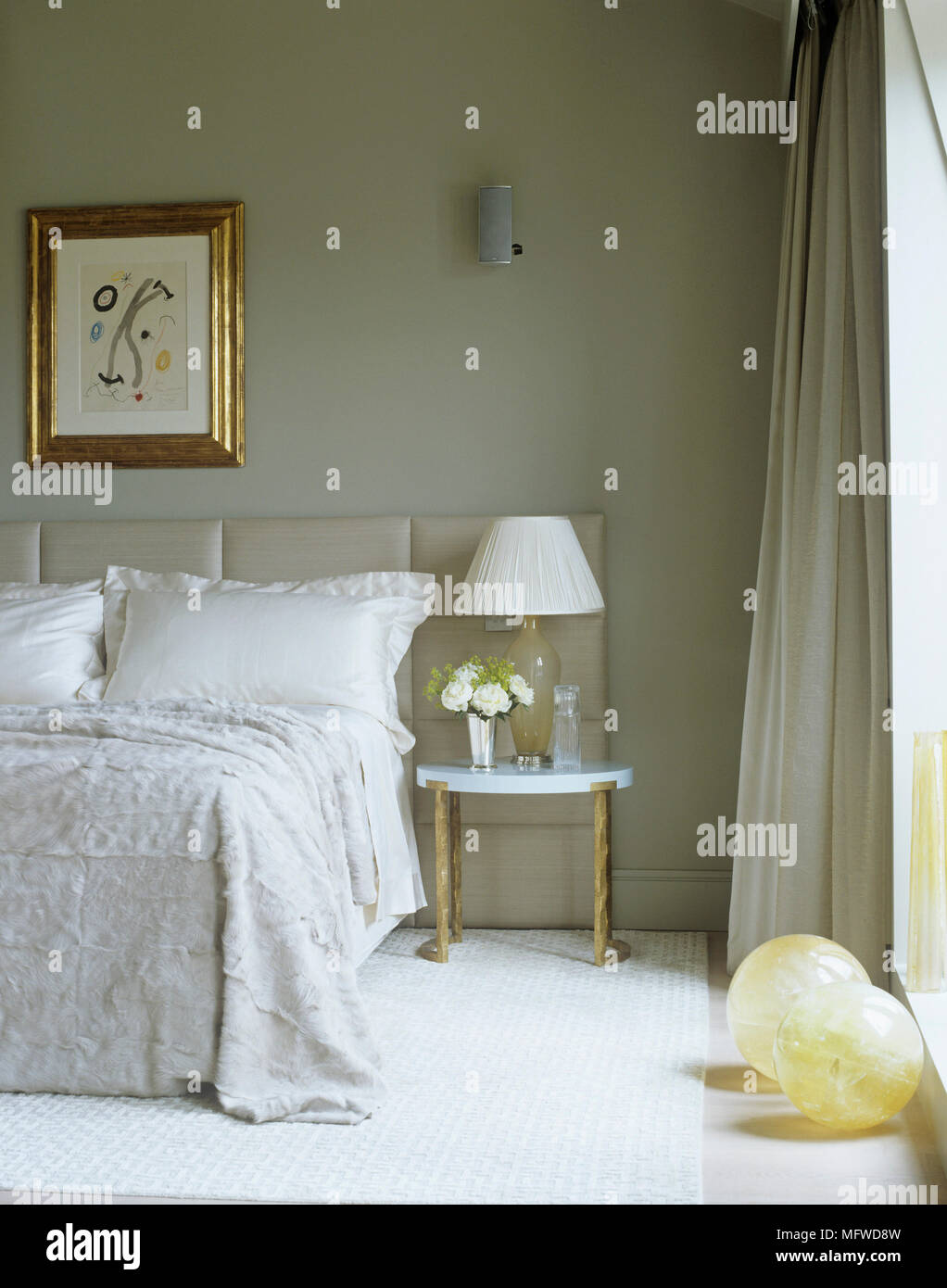Due palle di marmo accanto alla finestra in camera da letto master Foto Stock