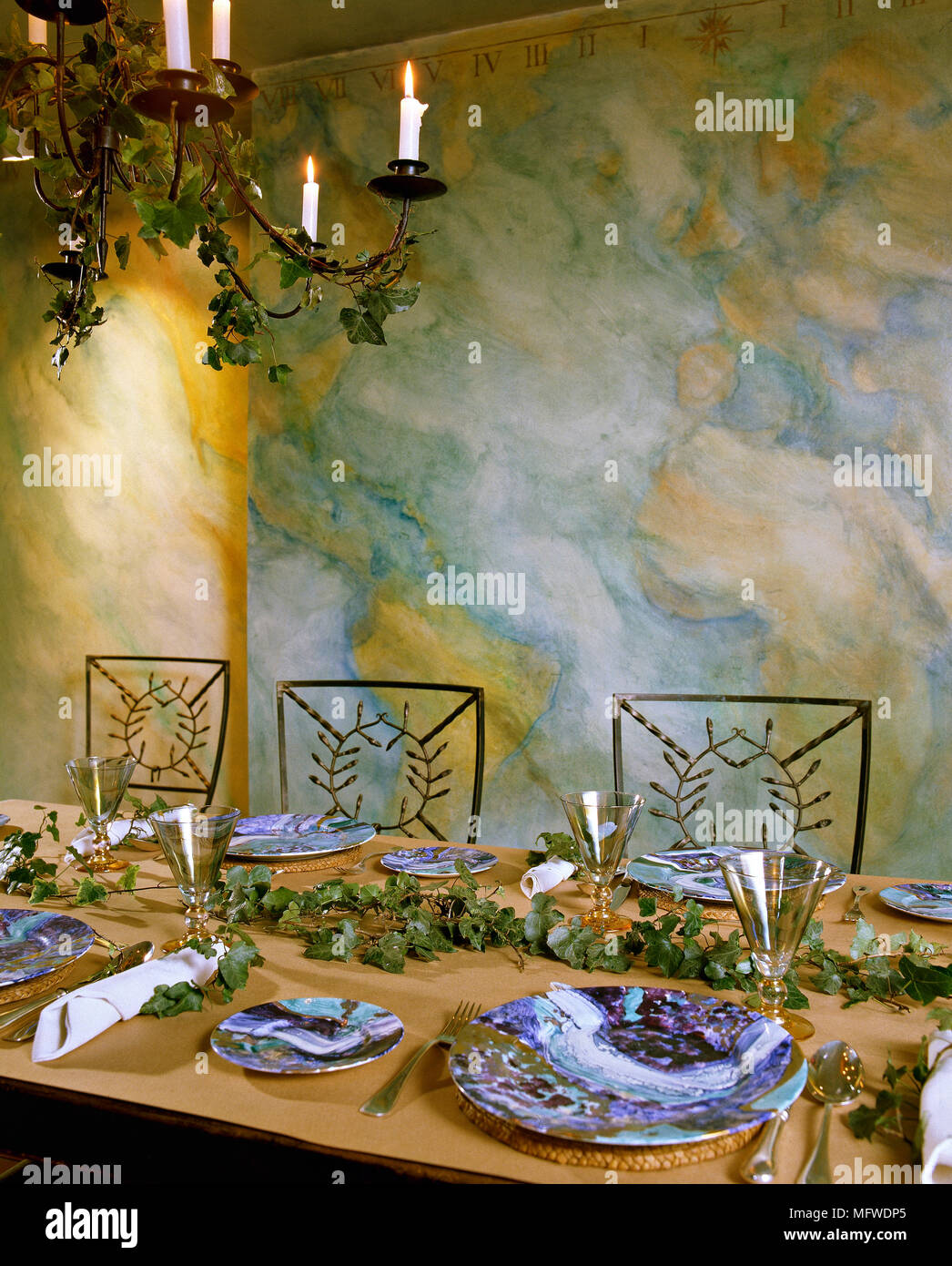 Sala da pranzo con dipinto murale mappa su pareti, impostazione tabella con colorati oggetti per il servizio da tavola, Foto Stock