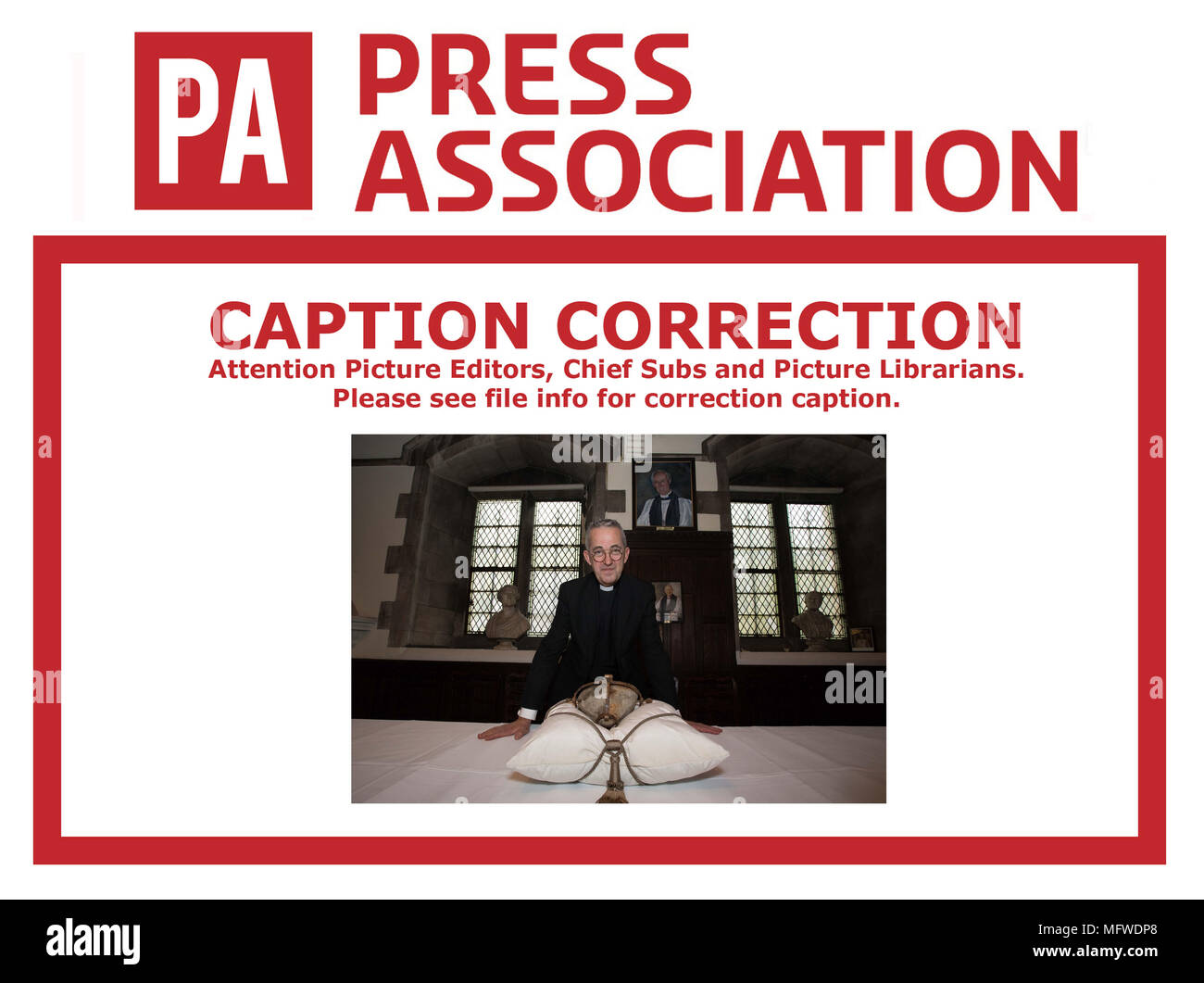 Didascalia CORREZIONE CORREZIONE NOME DALLA MAGGIOR PARTE REVD DR MICHAEL JACKSON AL REVERENDO Dermot Dunne corretta didascalia sotto l' immagine sarà RETRANMITTED SUL FILO PA poco il cuore di Laurence O&Otilde;Toole è ricevuto dal reverendo Dermot Dunne presso la cattedrale di Christ Church di Dublino, dopo la reliquia che è stato assente per un periodo di sei anni è stata recuperata integre. Foto Stock