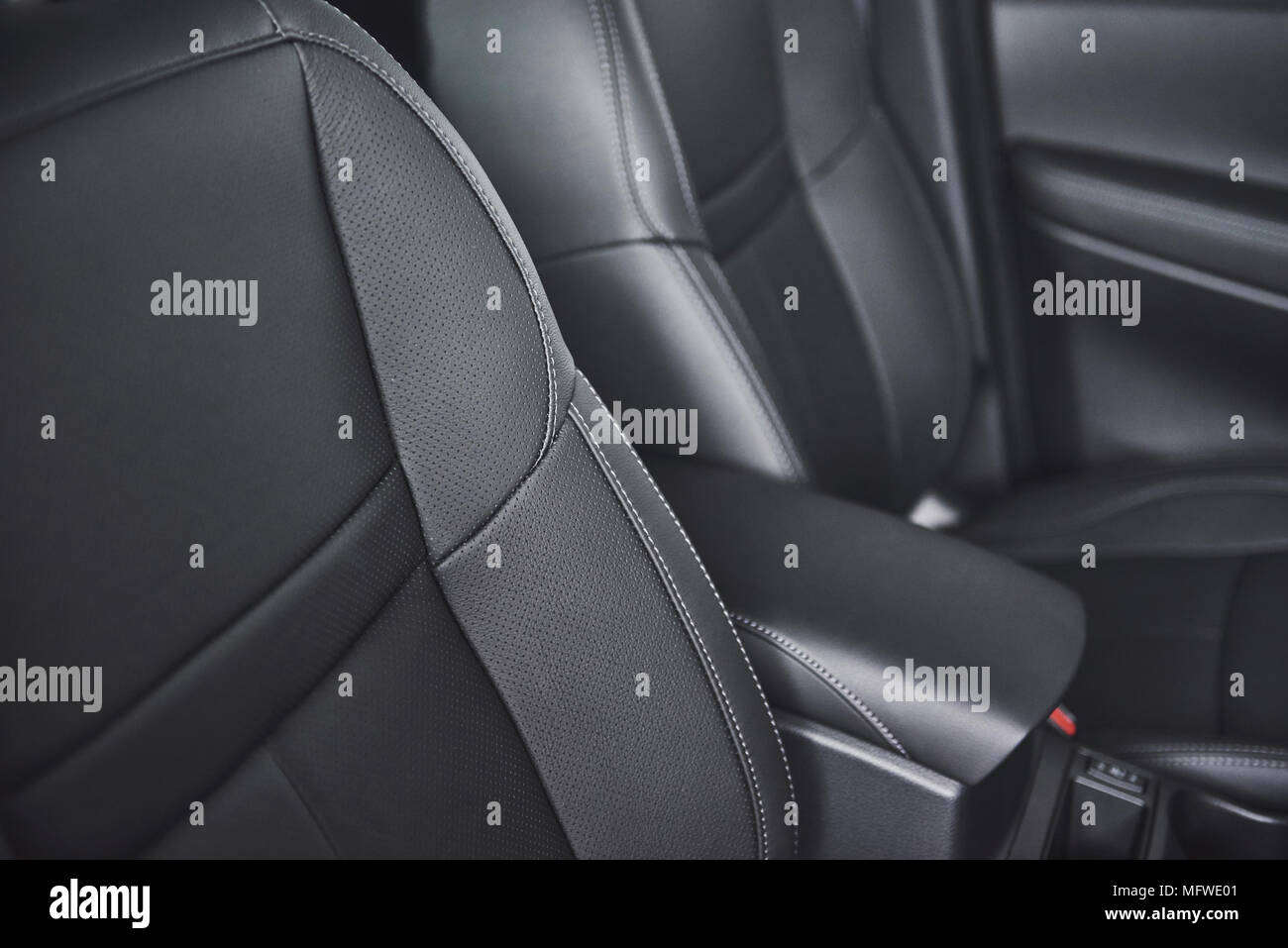 Seggiolino per auto di lusso moderno confortevole auto con il nero traforato in cuoio Foto Stock