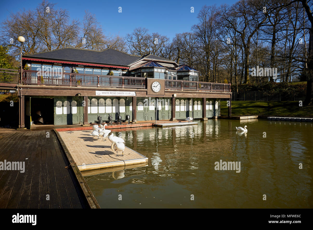 Leeds Rowing Club presso il Boathouse Roundhay in Roundhay Park, Leeds, Yorkshire. Foto Stock