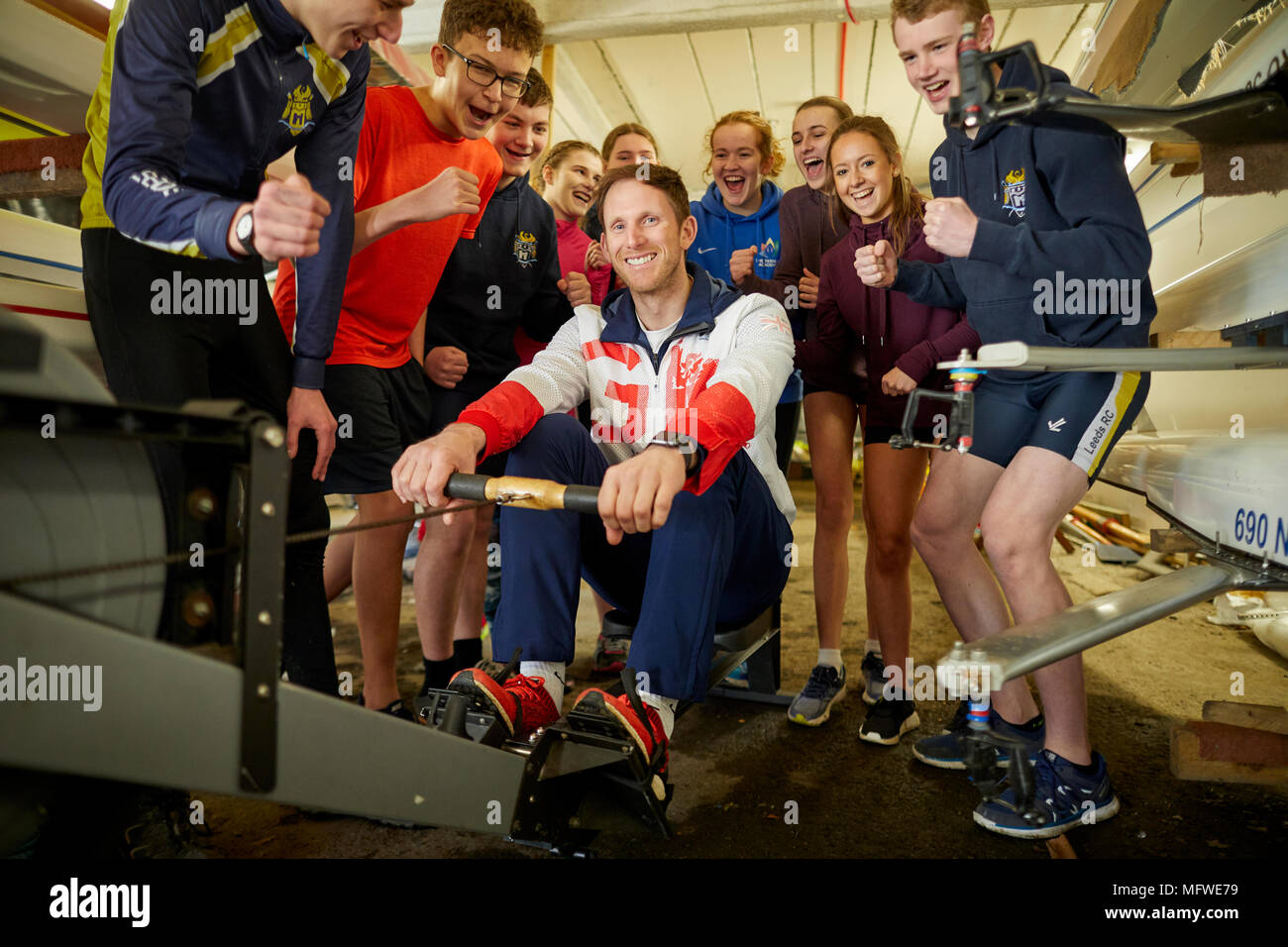 Team GB atleta, Matt Langridge a Leeds Rowing Club a parlare con i suoi giovani membri Foto Stock
