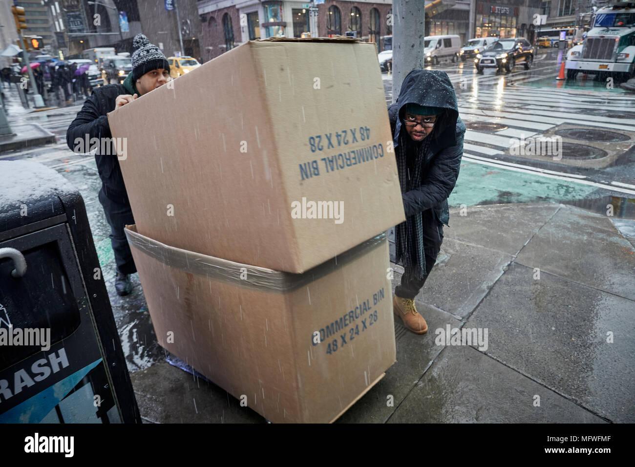 Manhattan a New York City , lottando con scatole di grandi dimensioni nei pressi di Times Square Foto Stock