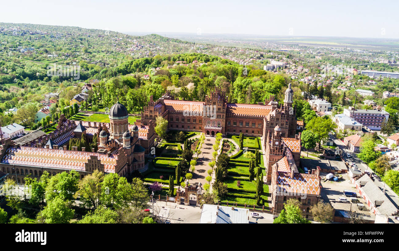 CHERNIVTSI, Ucraina - Aprile 2018: Residenza di Bukovinian e Metropoliti della Dalmazia. Chernivtsi National University da sopra vista aerea. Foto Stock