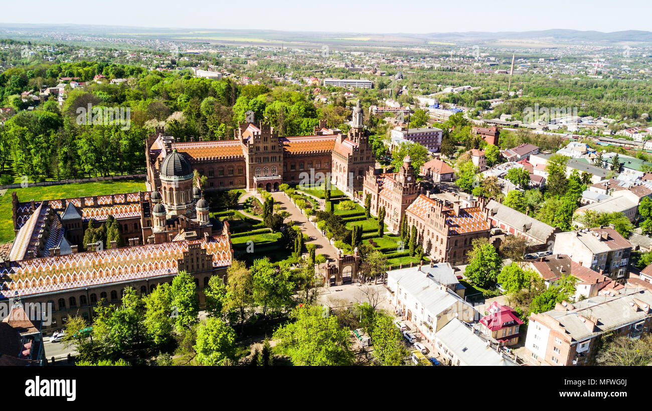 CHERNIVTSI, Ucraina - Aprile 2018: Residenza di Bukovinian e Metropoliti della Dalmazia. Chernivtsi National University da sopra vista aerea. Foto Stock