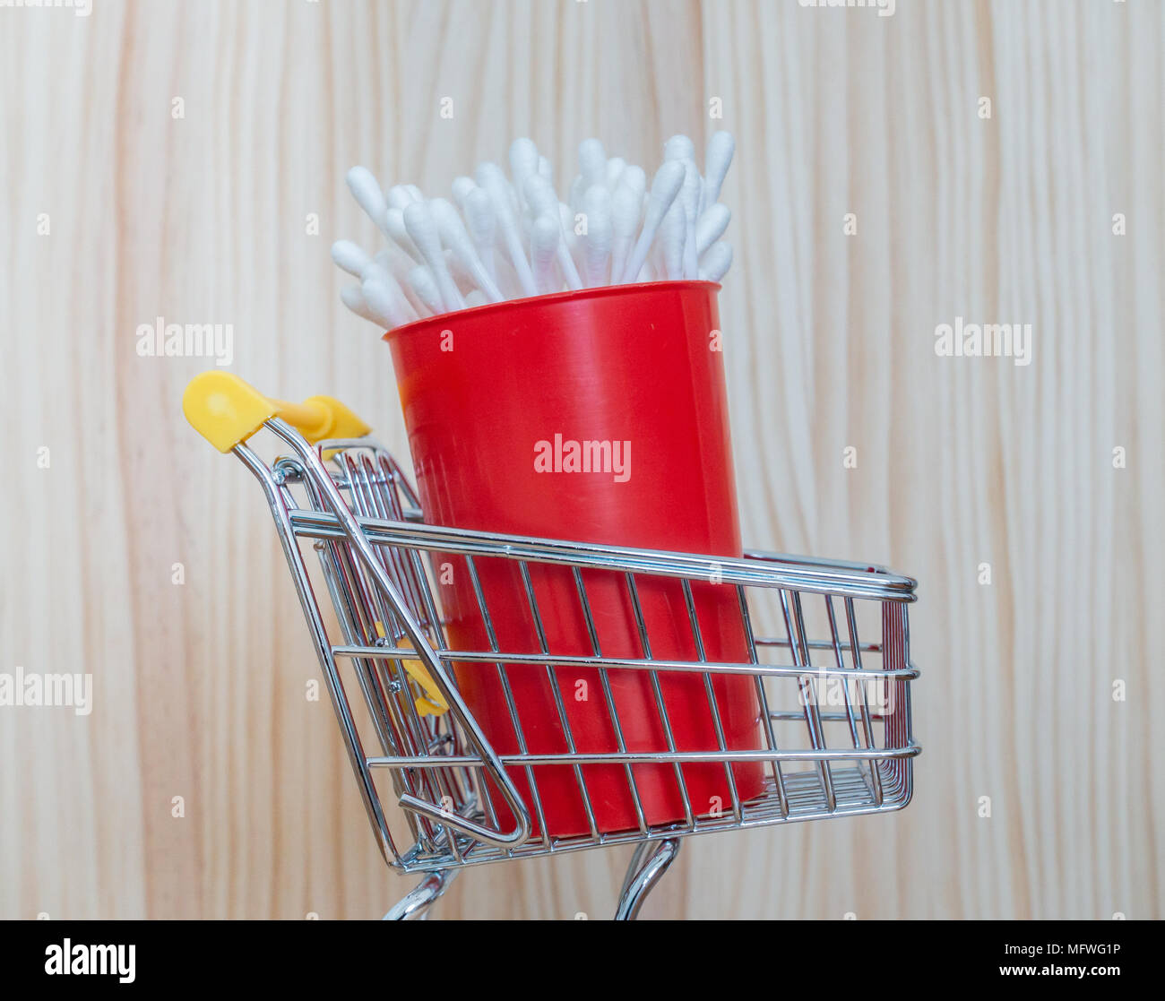 Bastoncini di cotone sul carrello della spesa: inquinamento del mare, lettiere, plastica... concetto di immagine Foto Stock