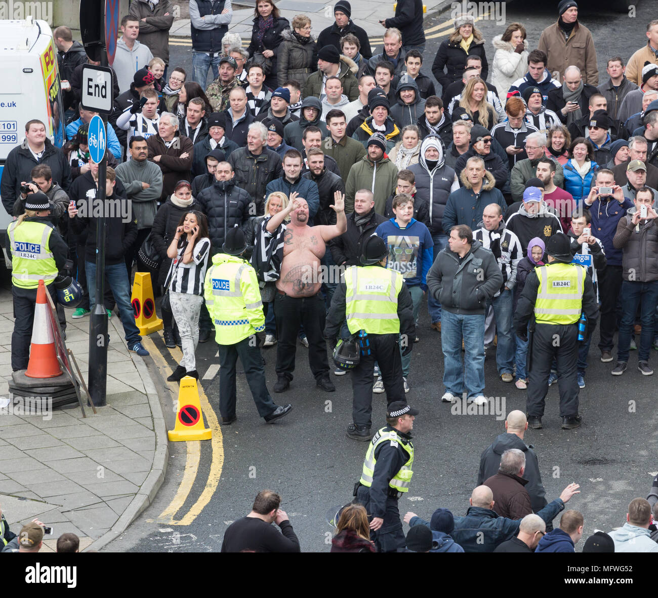 Newcastle United sostenitori deridono Sunderland sostenitori che vengono condotti al stadium dalla stazione ferroviaria di Newcastle v Sunderland match. Regno Unito Foto Stock