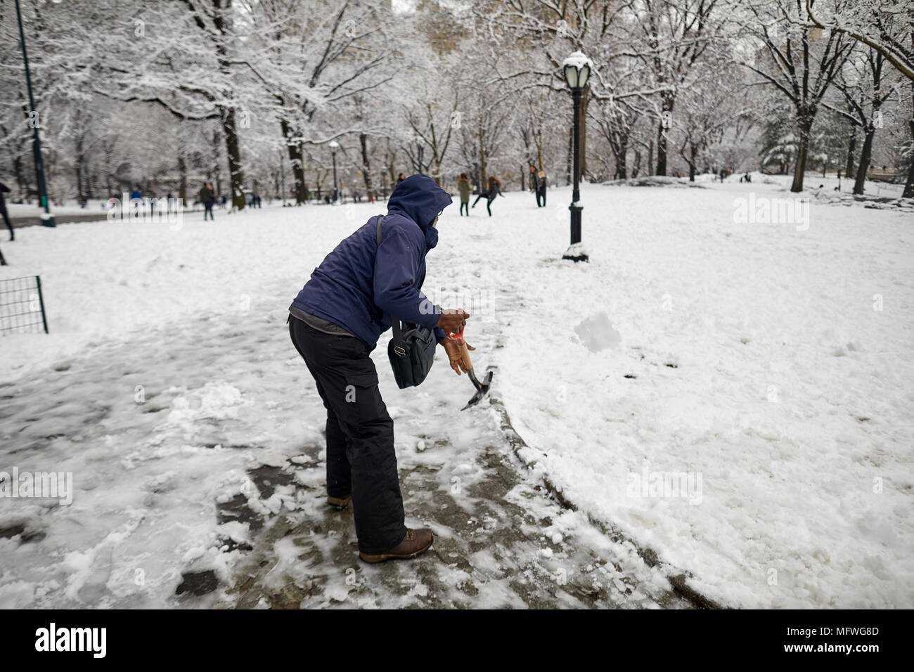 Manhattan a New York City la Pasqua la neve copre il Grand Central Park, lavoratore percorsi di compensazione Foto Stock