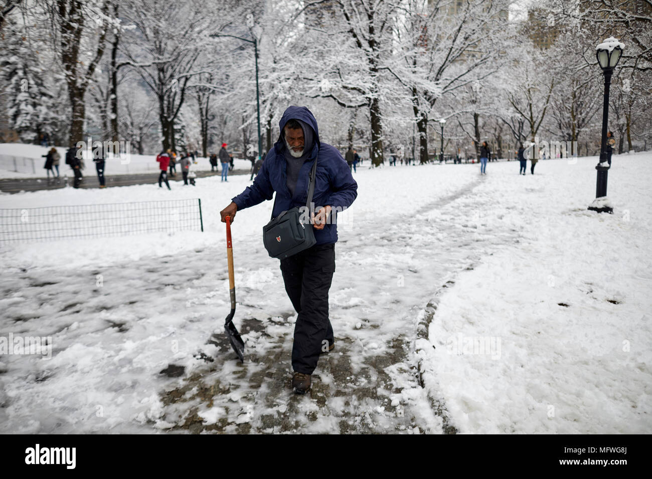 Manhattan a New York City la Pasqua la neve copre il Grand Central Park, lavoratore percorsi di compensazione Foto Stock