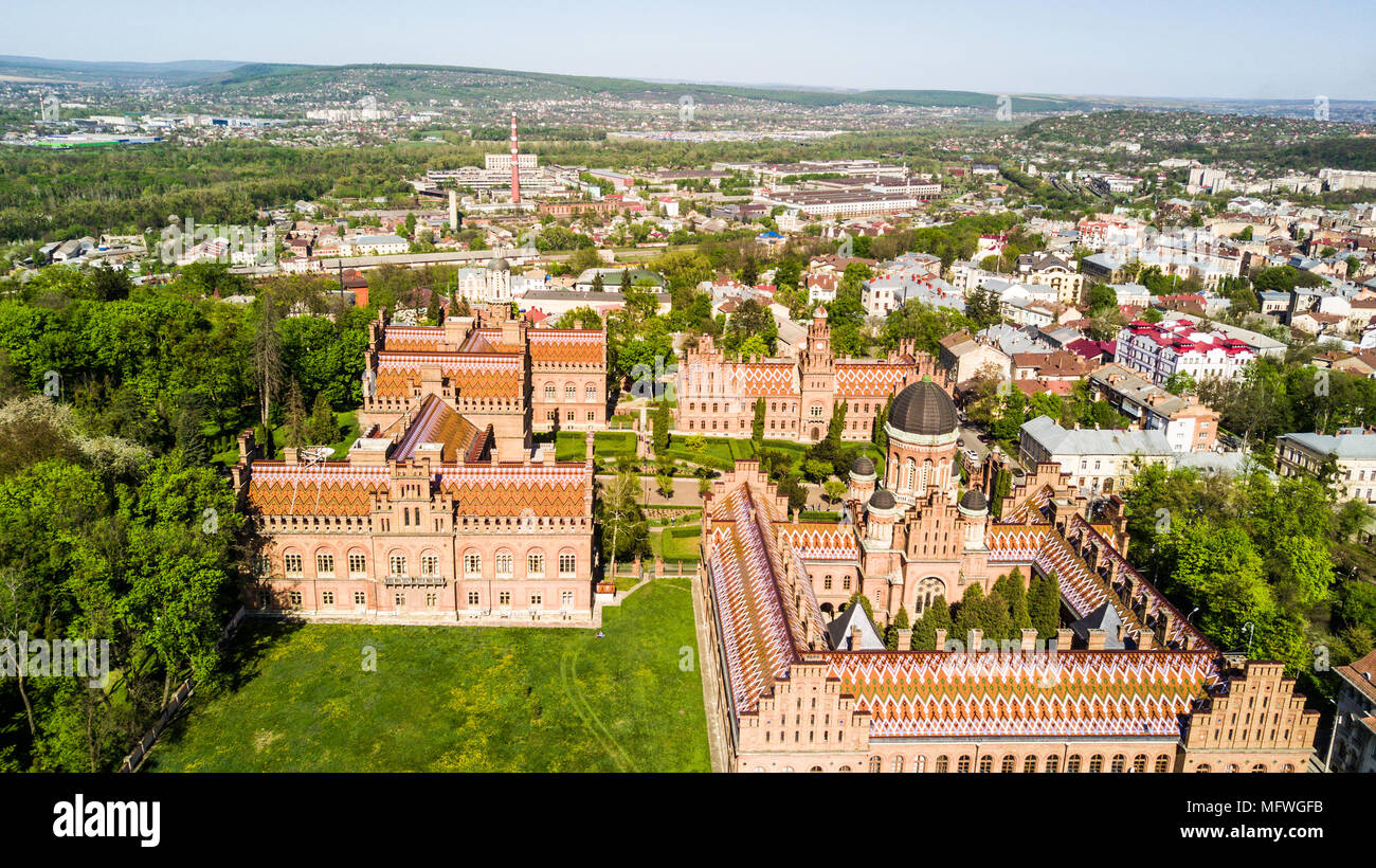 CHERNIVTSI, Ucraina - Aprile 2018: Residenza di Bukovinian e Metropoliti della Dalmazia. Chernivtsi National University da sopra vista aerea. Foto Stock