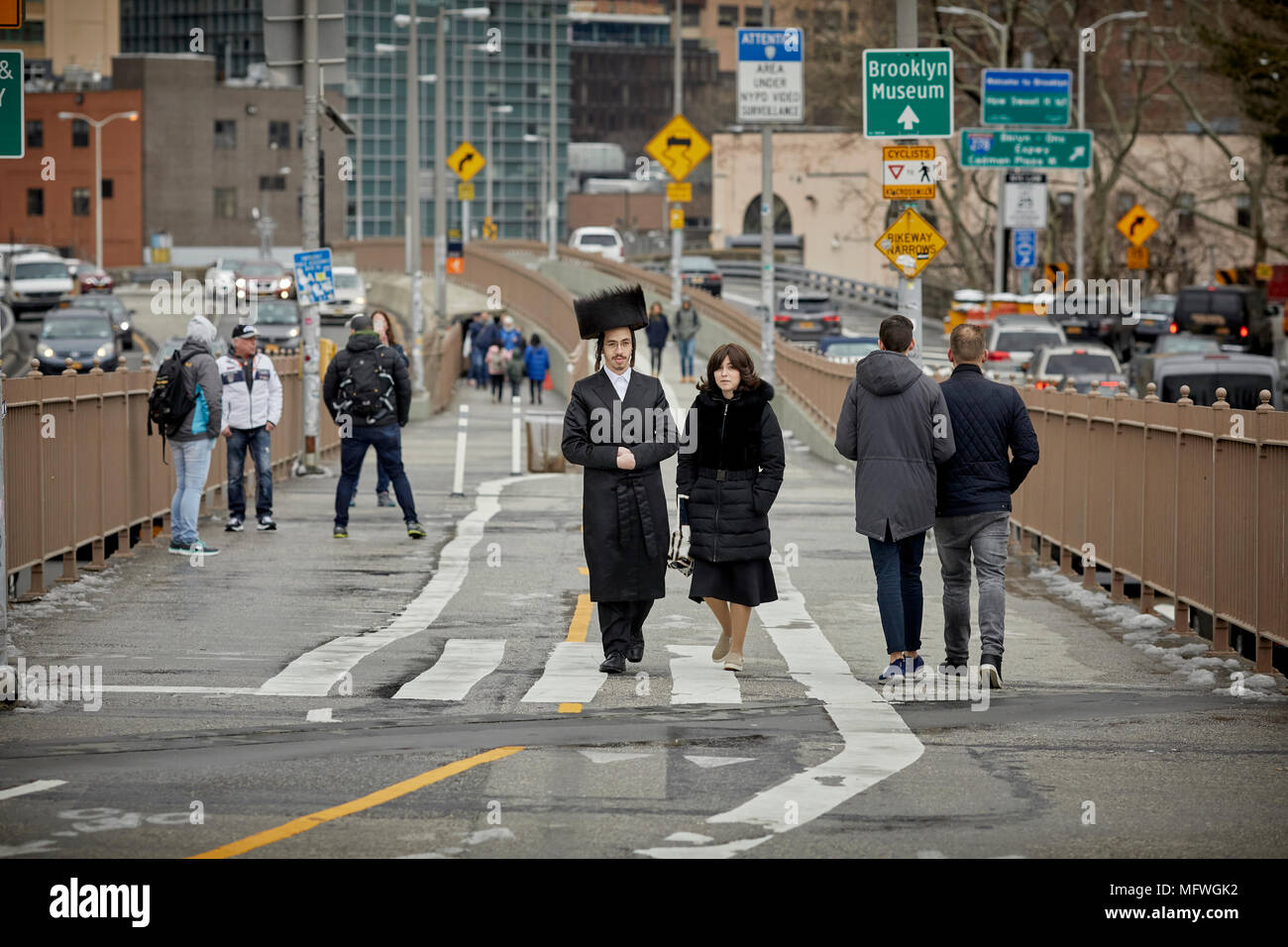 Brooklyn in New York City, Giudaismo Ortodosso indossando shtreimel fur hat festa ebraica Pesach pasqua sul ponte di Brooklyn Foto Stock