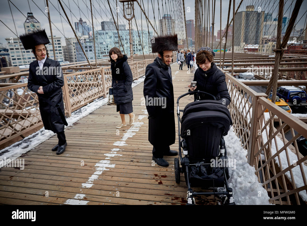 Brooklyn in New York City, Giudaismo Ortodosso indossando shtreimel fur hat festa ebraica Pesach pasqua sul ponte di Brooklyn Foto Stock