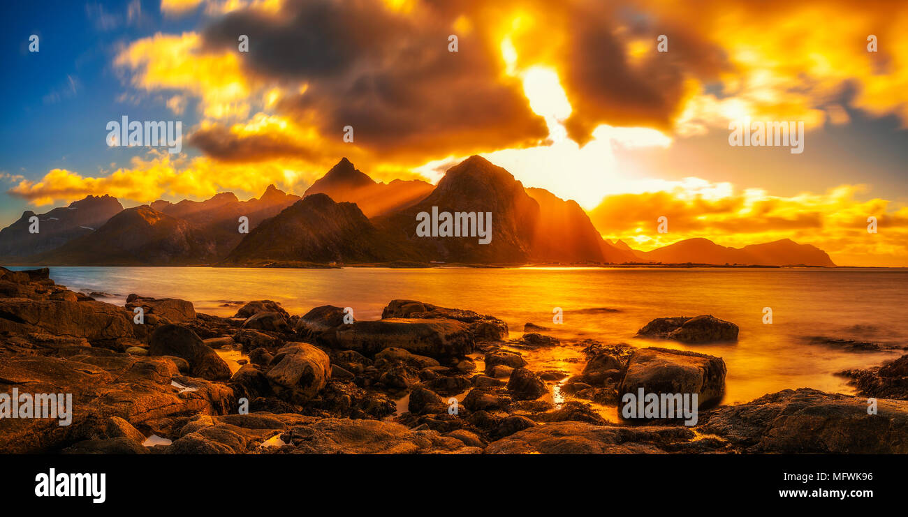 Tramonto sulle montagne delle isole Lofoten Foto Stock