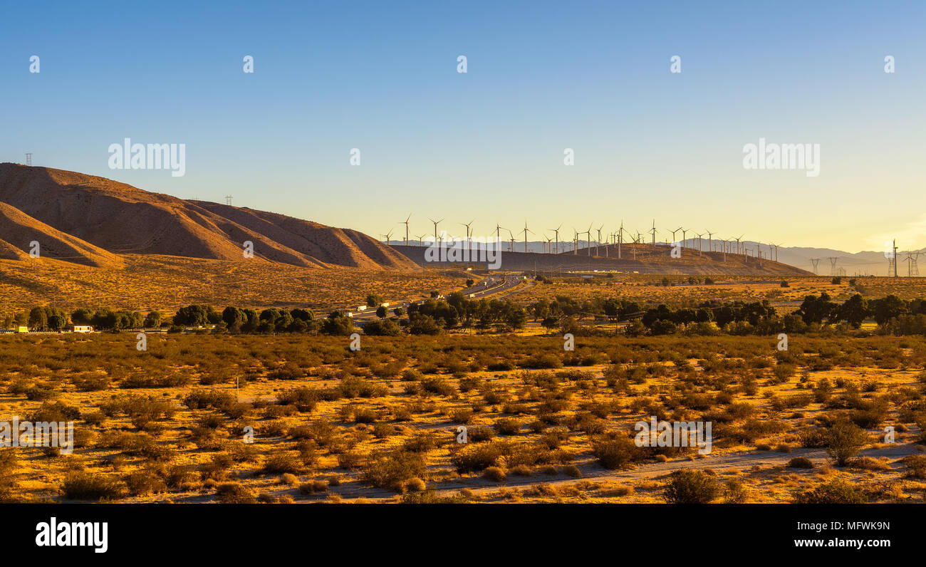 Mulini a vento lungo una strada nel deserto di Mojave, California Foto Stock