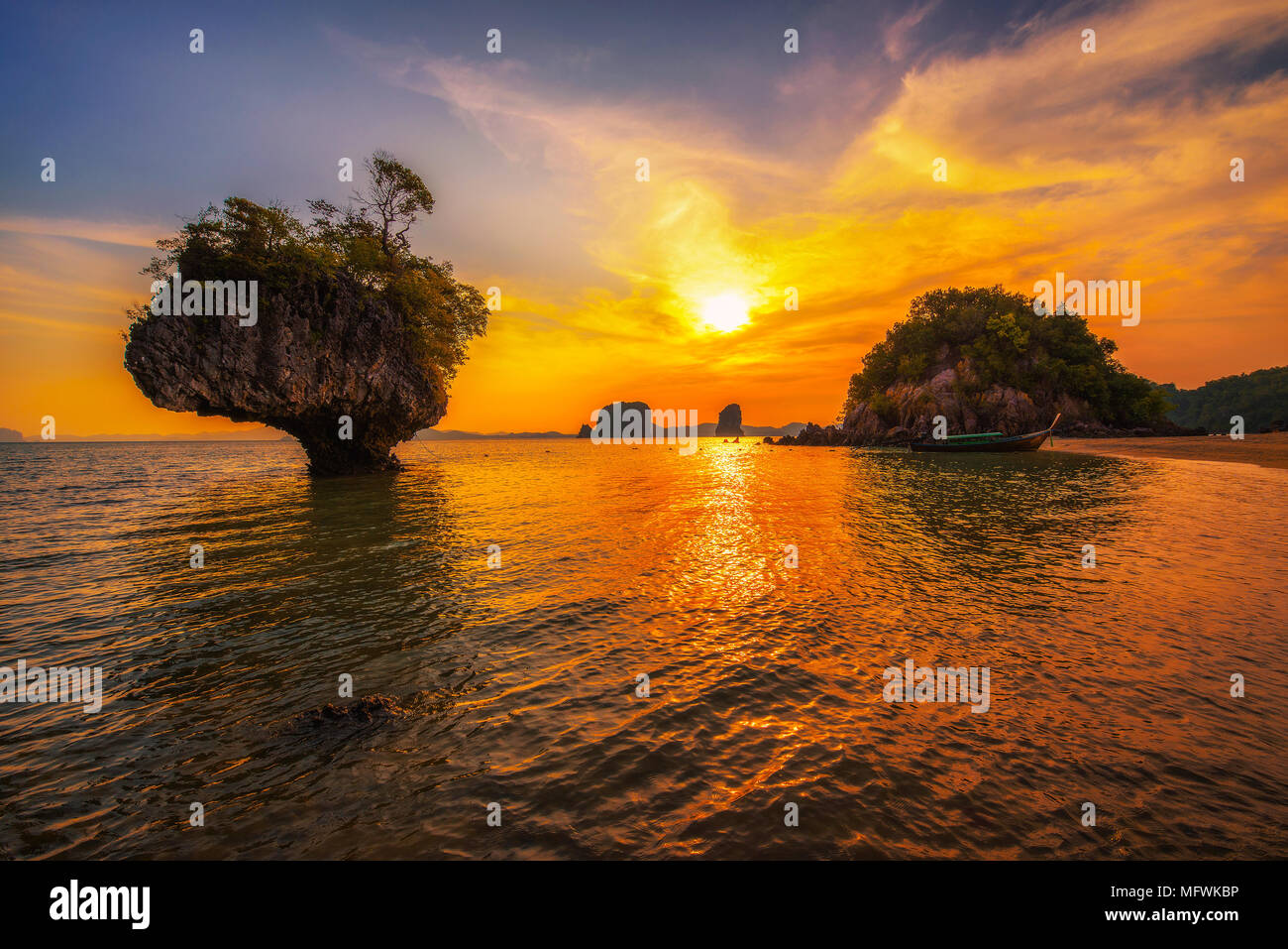 Sunset over Laopilae arcipelago intorno a Ko Hong Island vicino a Krabi, Thailandia Foto Stock