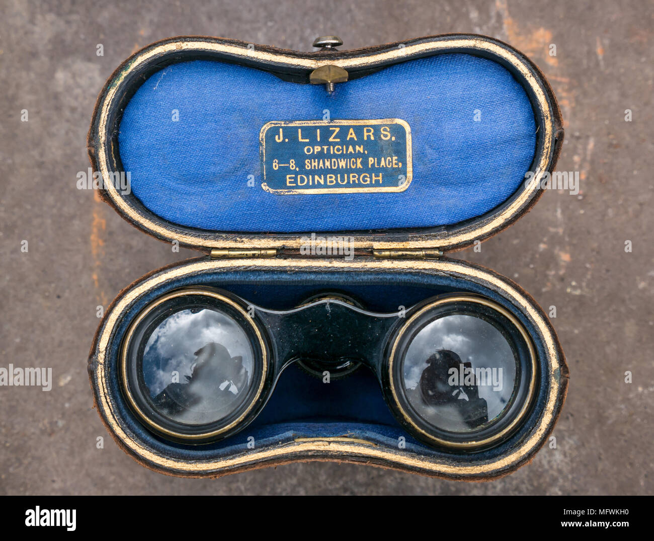 Primo piano di J Lizars Optician occhiali da opera nel caso in vendita in corsia asta, Edimburgo, Scozia, Regno Unito Foto Stock