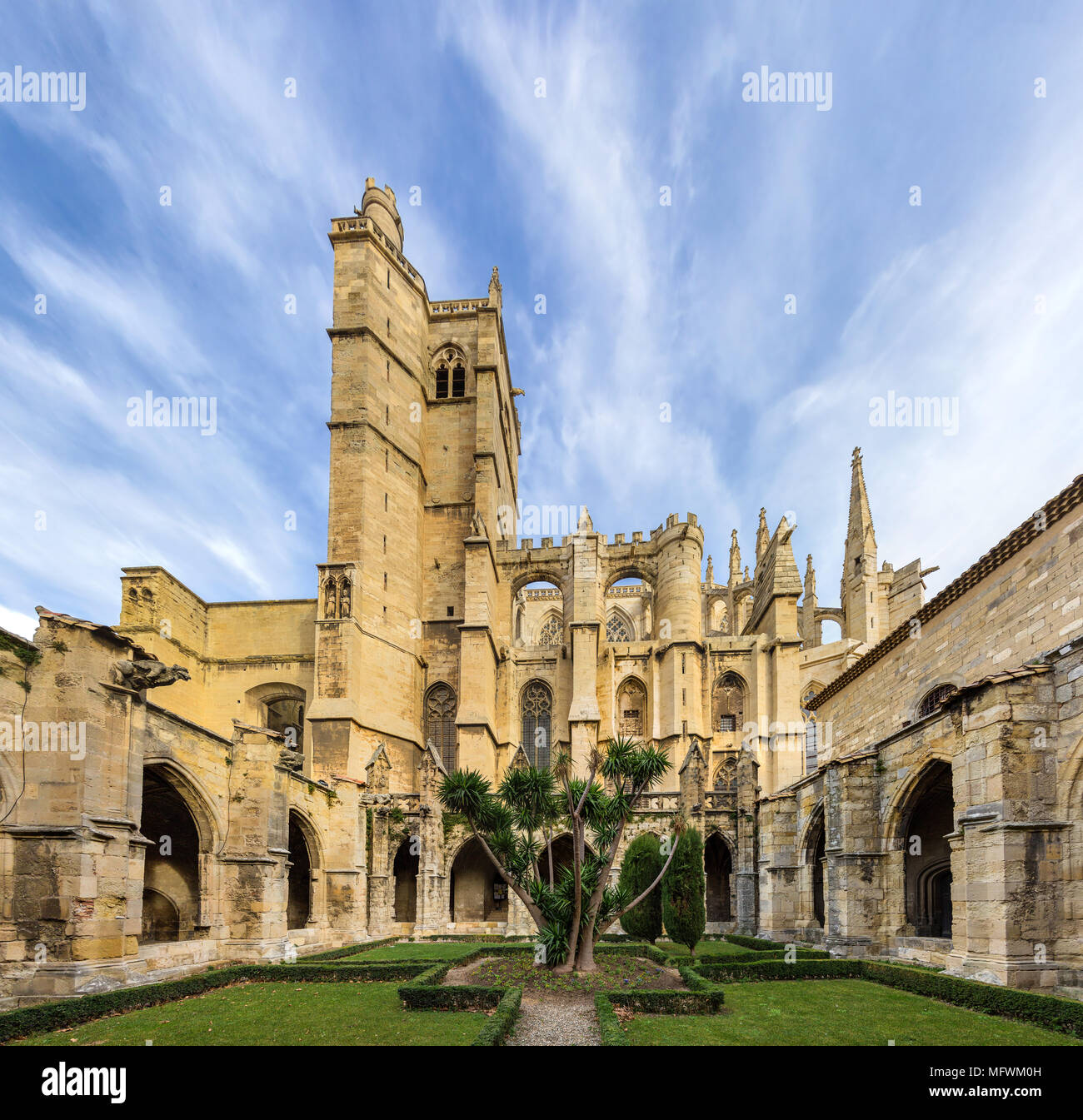 Corte interna della Cattedrale di Narbonne - Francia Foto Stock