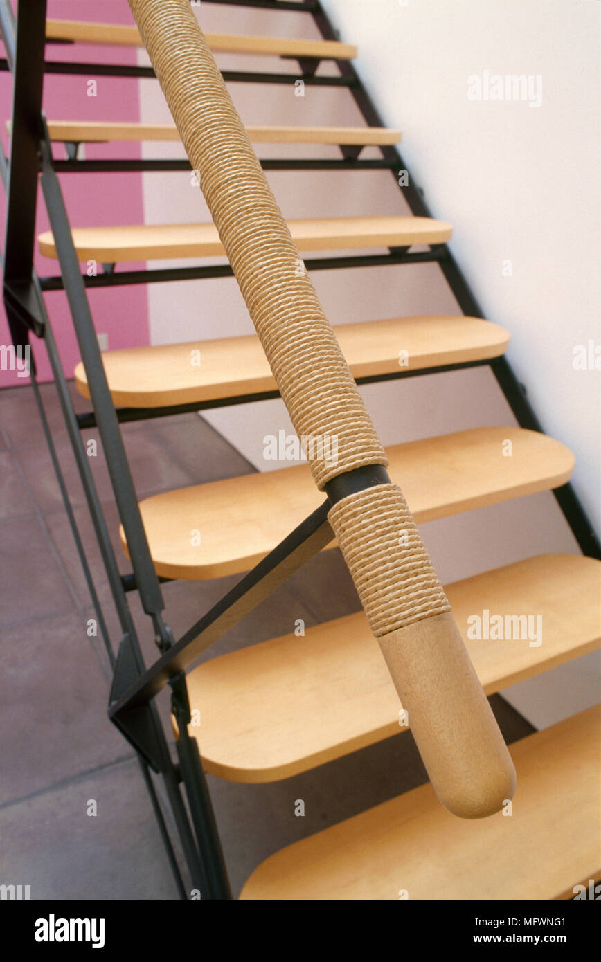 Un dettaglio di un moderno, battistrada aperto scala con ringhiera in legno  coperto con la corda, gradini in legno Foto stock - Alamy
