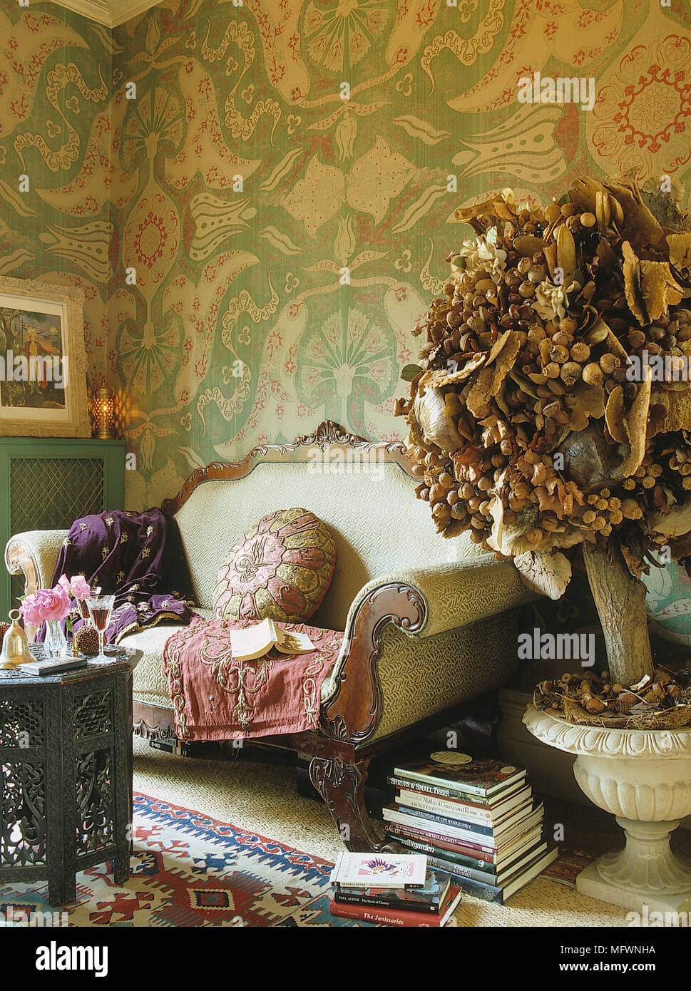 Romantico, salotto, dettaglio modello verde carta da parati, divano, Decorazione per albero , Foto Stock