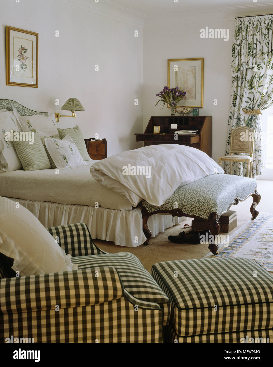 Poltrona e pouf con tessuto di controllo nella parte anteriore del letto matrimoniale Foto Stock