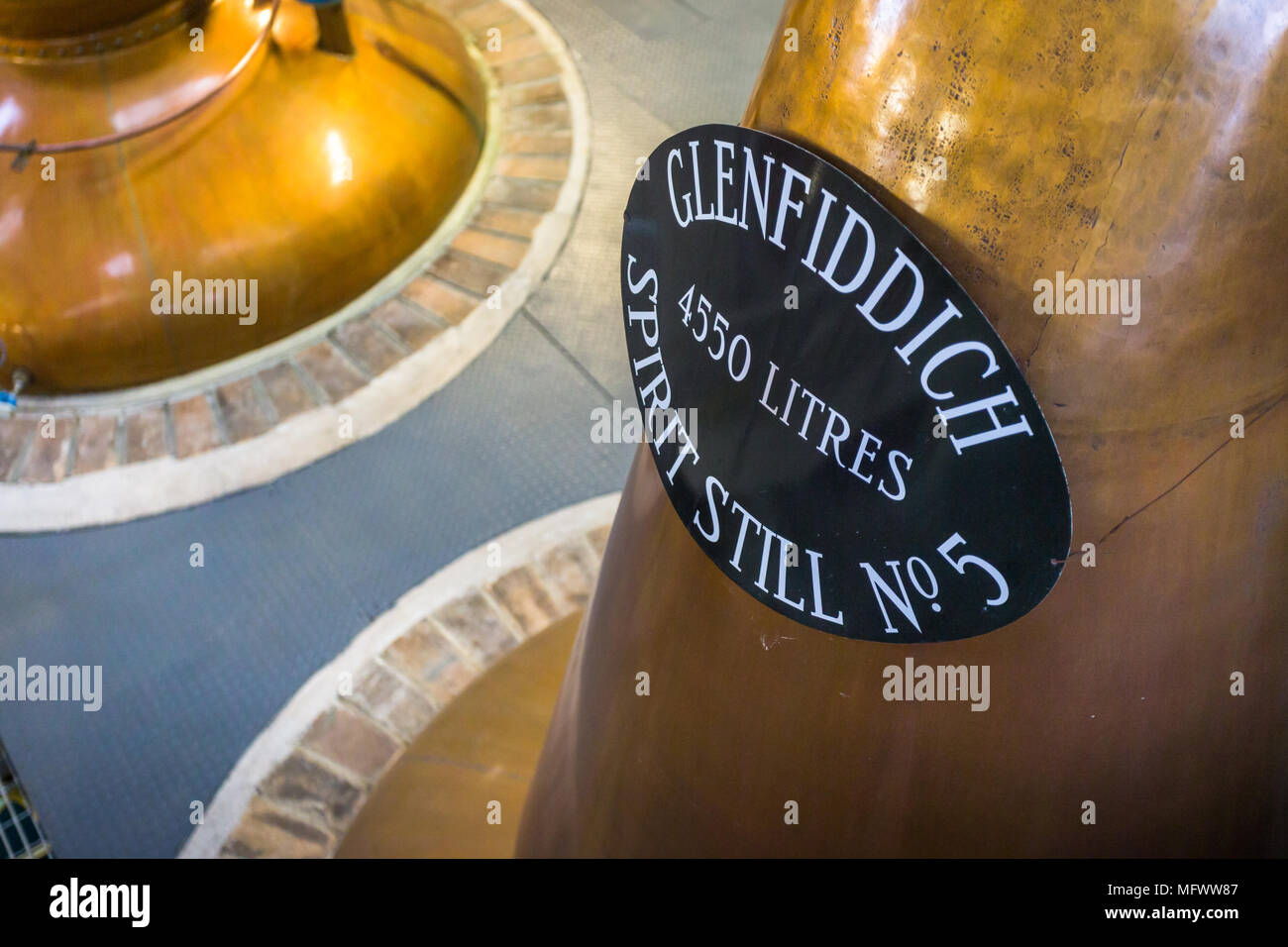 Close up di un rame ancora al Glenfiddich whisky distillery REGNO UNITO Foto Stock