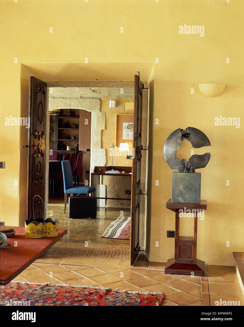 Vista di una scultura accanto a una porta Foto Stock