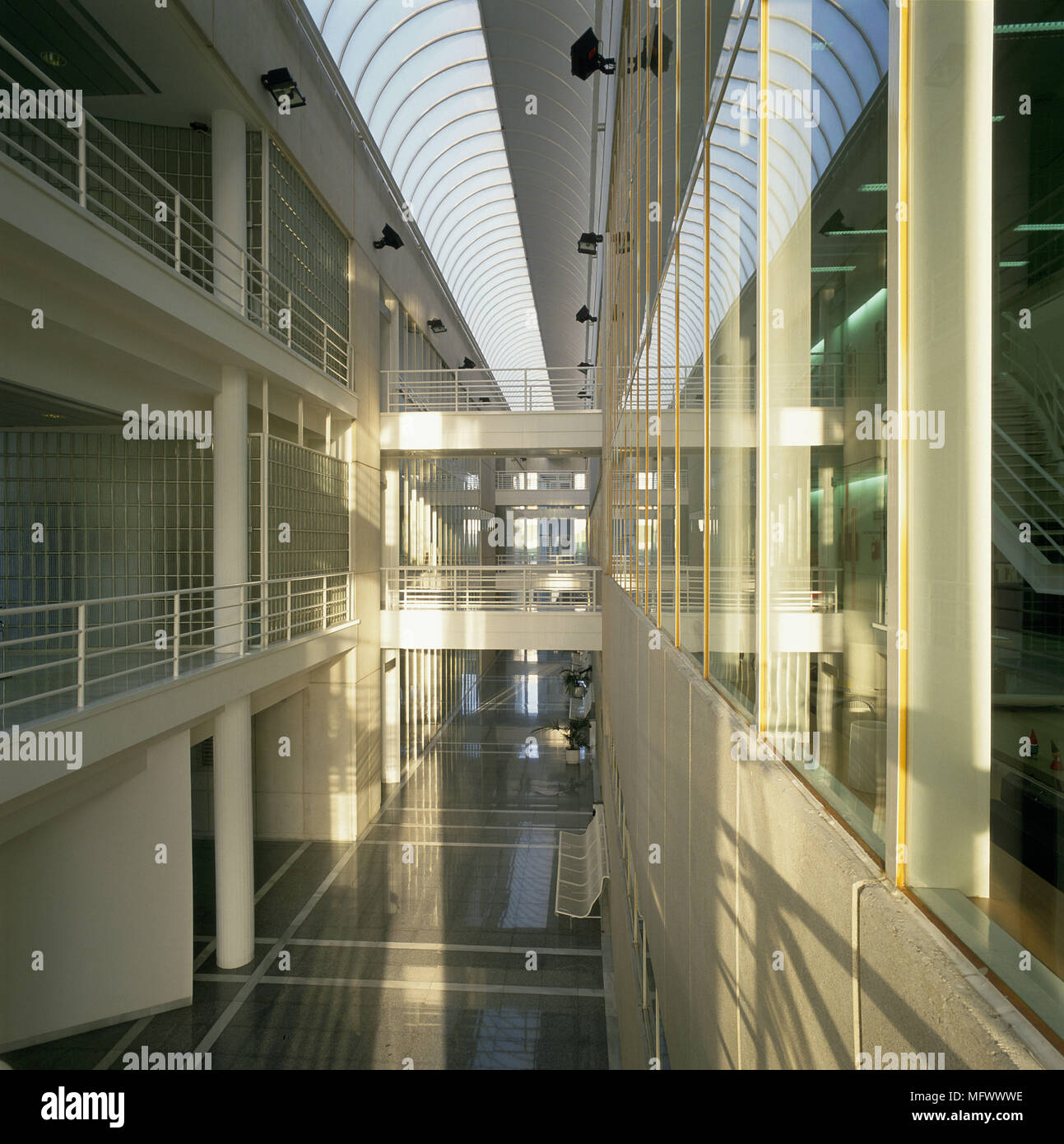 Vista di un eclettico corridoio all'interno di un edificio per uffici Foto Stock