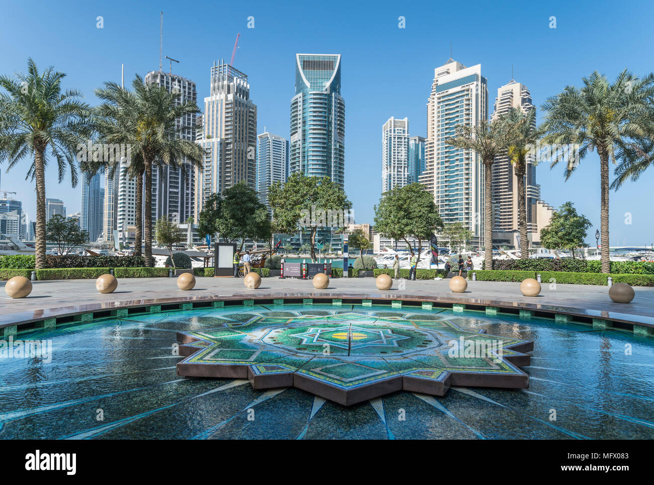 Un decorativo fontana di acqua nella marina di Dubai, UAE, Medio Oriente. Foto Stock