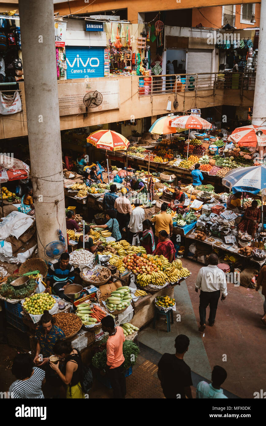 Colorata frutta occupato e produrre sul mercato un giorno caldo tropicale in Goa, India Foto Stock