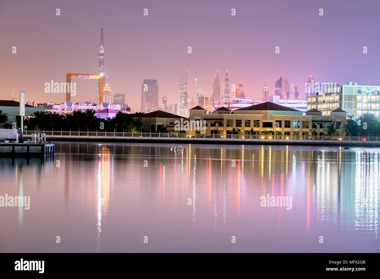 Splendido centro di riflessione delle luci e dalla passeggiata attorno al canal, Dubai, Emirati Arabi Uniti Foto Stock