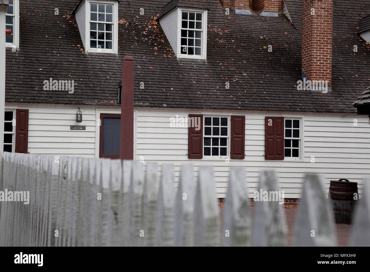 Vista posteriore di una ricostruzione di un edificio del XVIII secolo di Colonial Williamsburg Virginia Foto Stock