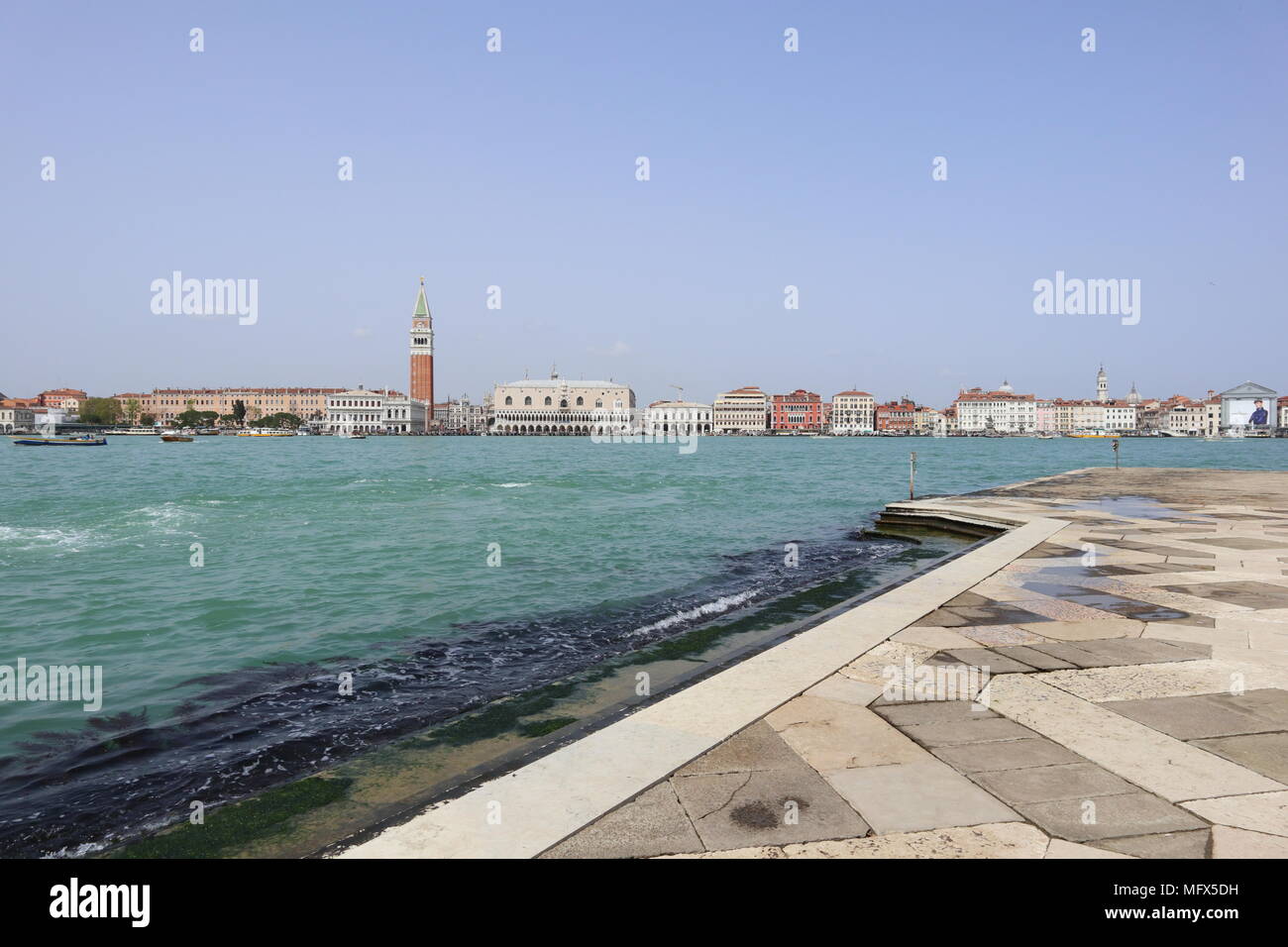 Skyline della città di Venezia, vista panoramica da San Giorgio Maggiore, giornata soleggiata, Italia, Europa Foto Stock