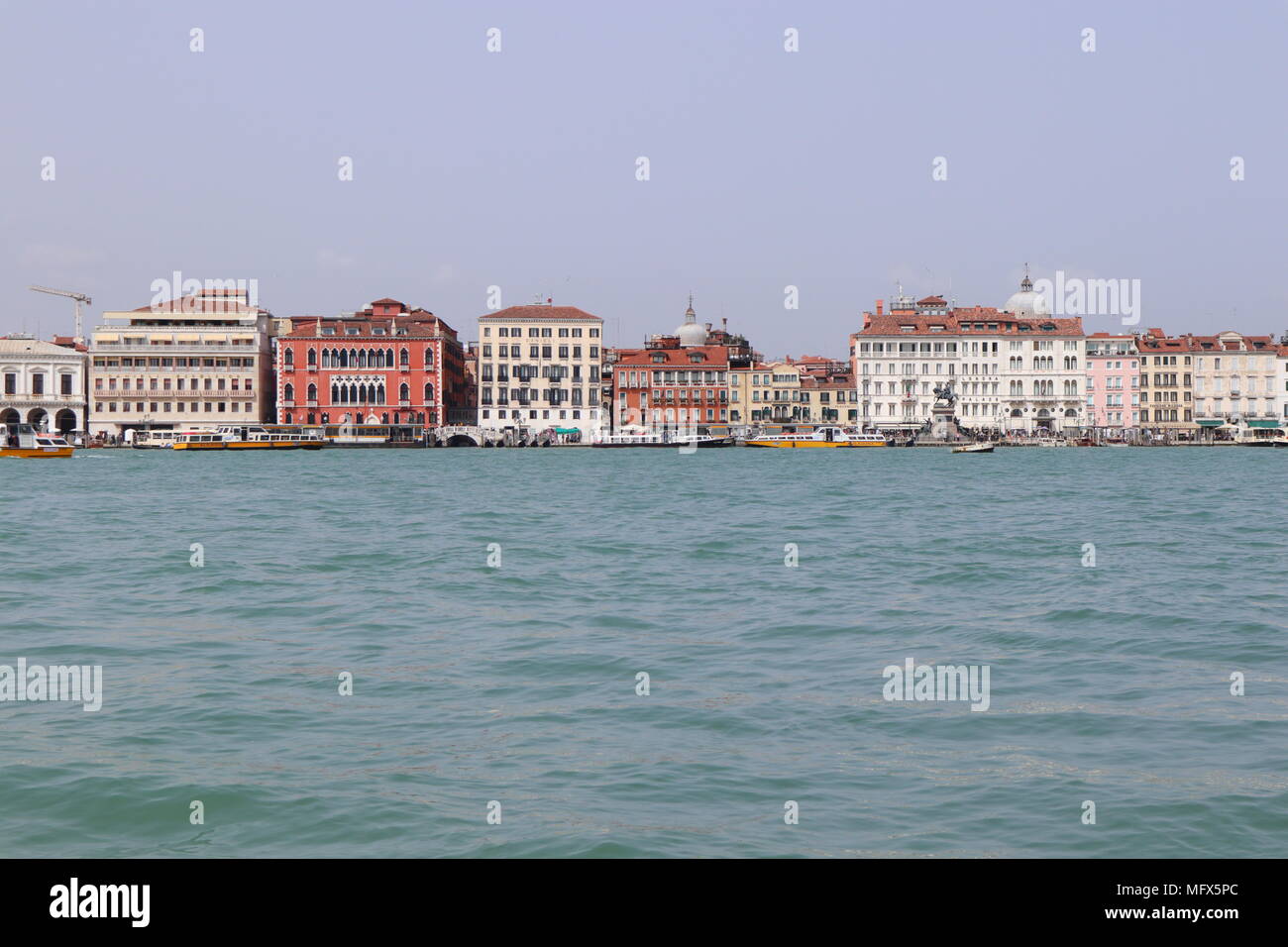 Skyline della città di Venezia con palazzi storici, giornata soleggiata, Italia, Europa Foto Stock