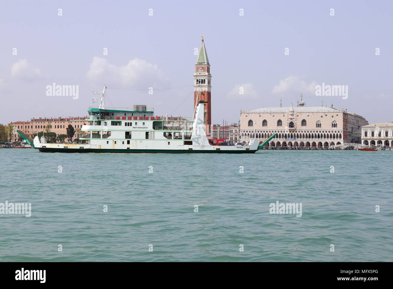 Skyline della città di Venezia con il Palazzo Ducale e la Basilica di Santa Maria della Salute, grande traghetto per auto barca in primo piano, Italia, Europa Foto Stock