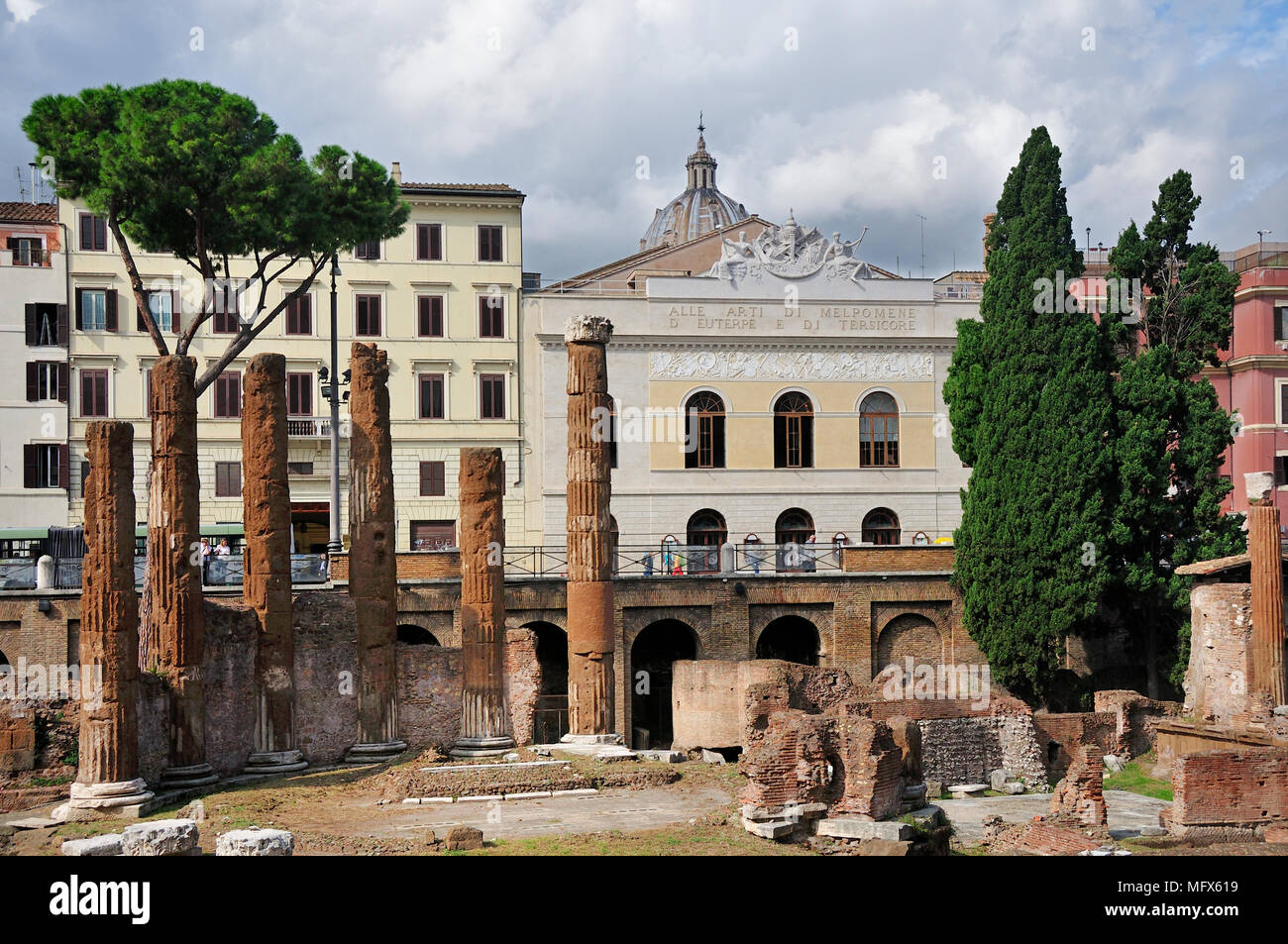 Teatro Argentina è uno dei più antichi teatri di Roma e fu inaugurato nel 1732. Si trova nell'Area Sacra di Largo di Torre Argentina. Juli Foto Stock